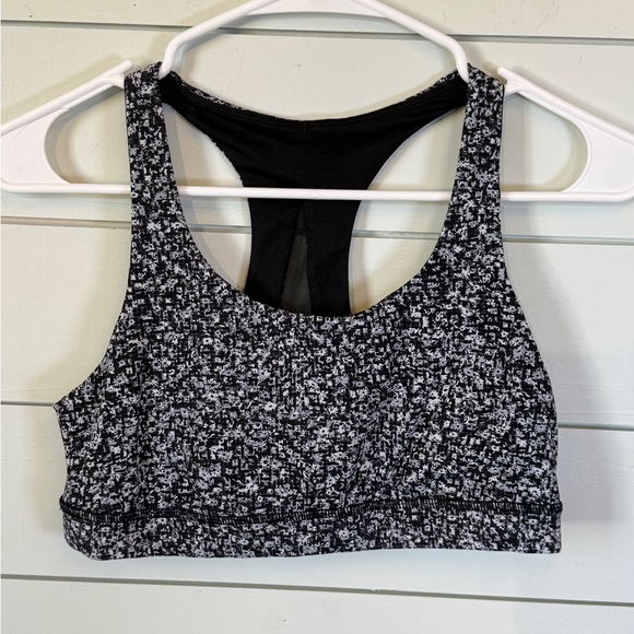 lululemon athletica Other - Lululemon invigorate bra white and black women's size 8